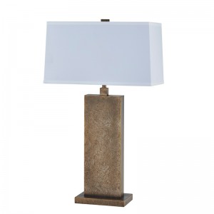 Dekorativ antik jerntabellampe ved indgangen til det offentlige rum