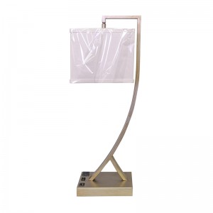 Antik sølv finish skrivebordslampe med en på/off rocker switch, en praktisk afsætningsmarked og en USB -opladningsport i gæsteværelset