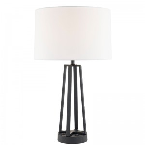 Mørke bronze -nætter og lys med en på/off -rocker -switch, en praktisk afsætningsmarked og en USB -opladningsport på hotellets værelse