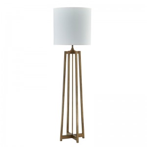 Hyatt Hotel Sofa ved siden af ​​gulvlampen med antik guldfinish på værelse