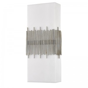 Hospitality Hotel Wall Sconce med antik siliver finish og rektangulær akrylskygge på hotel typisk værelse