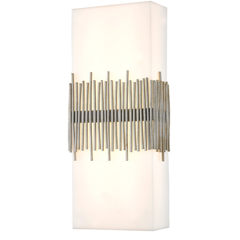 Hospitality Hotel Wall Sconce med antik siliver finish og rektangulær akrylskygge på hotel typisk værelse